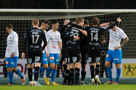 IFK Göteborgs spelare jublar med Sebastian Eriksson