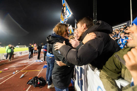 IFK Göteborgs Simon Thern jublar med supportar