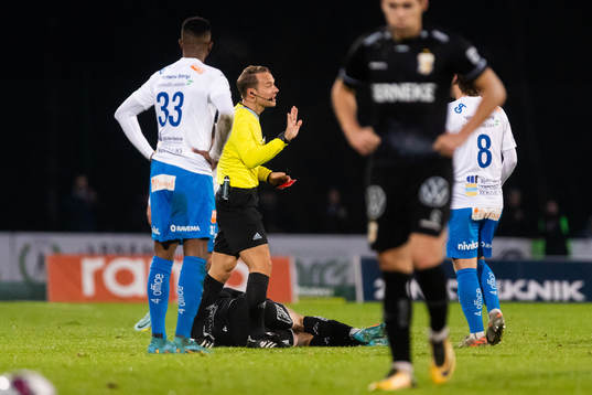 IFK Göteborgs Emil Salomonsson ligger på marken och