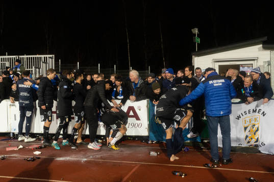 Spelare ur IFK Göteborg klär av sig