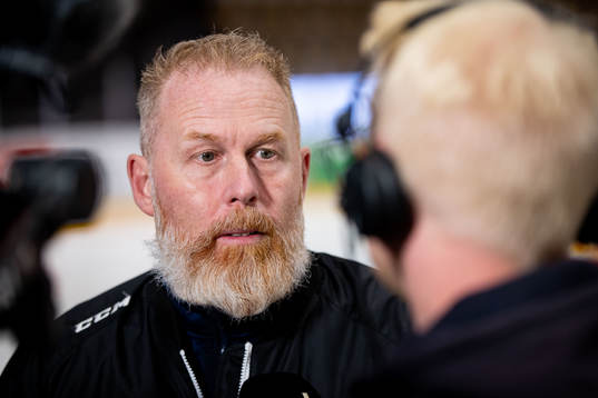 Stockholms tränare Lara Billingunder ishockeymatchen i