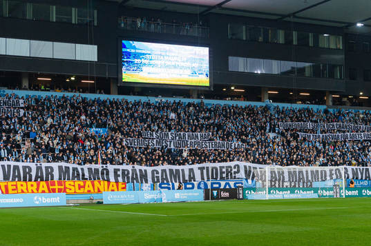 Malmö FFs supportar med banderoller