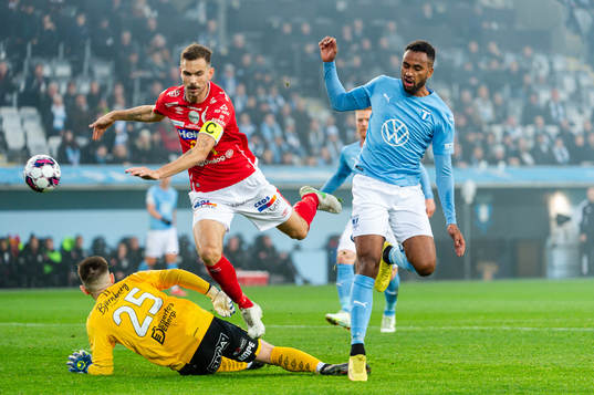 Malmö FFs Isaac Kiese Thelin oroar framför Degerfors
