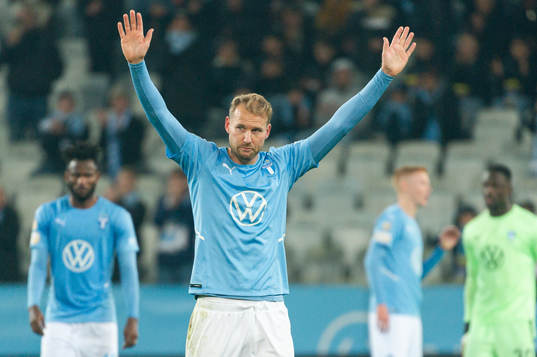 Malmö FFs Ola Toivonen lämnar planen