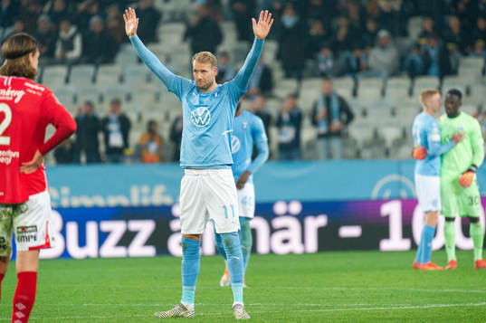 Malmö FFs Ola Toivonen lämnar planen