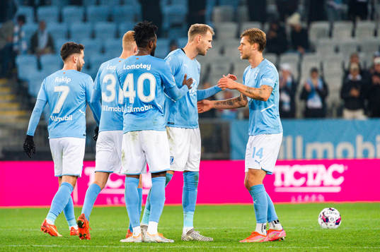 Malmö FFs Ola Toivonen lämnar planen