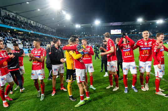 Degerfors spelare jublar