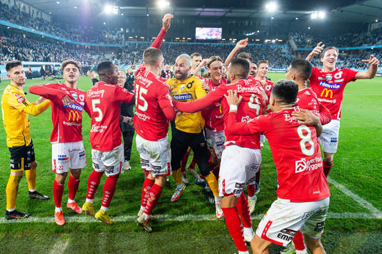 Degerfors spelare jublar