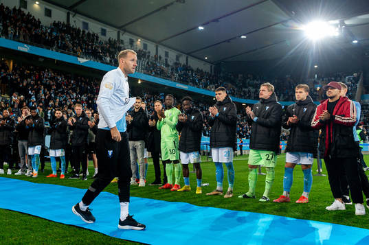 Malmö FFs Ola Toivonen avtackas efterfotbollsmatchen i