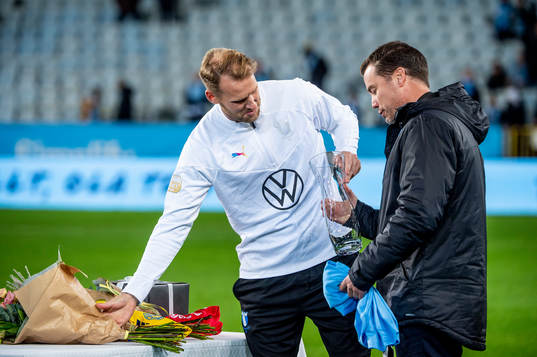 Malmö FFs Ola Toivonen avtackas av Malmö FFs sportchef