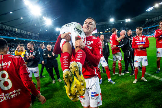 Degerfors Gustaf Lagerbielke jublar med lagkamraterna