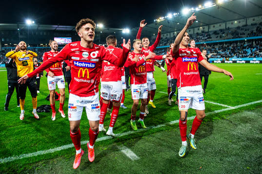 Degerfors Justin Salmon och Elyas Bouzaiene jublar med
