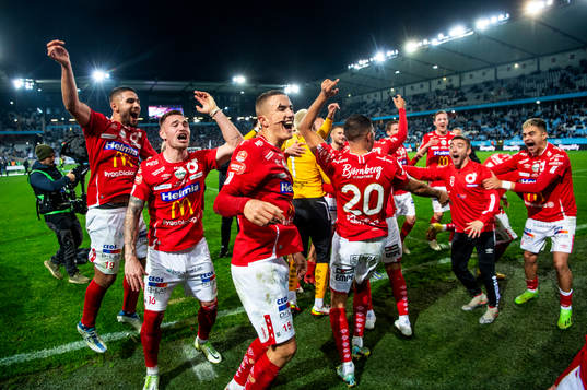 Degerfors Gustaf Lagerbielke jublar med lagkamraterna