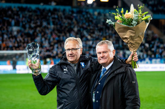Malmö FFs läkare Pär Hertbertssson avtackas av Malmö