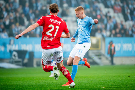 Malmö FFs Hugo Larsson sätter 1-0 framför Degerfors Adam