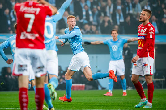 Malmö FFs Hugo Larsson sätter 1-0