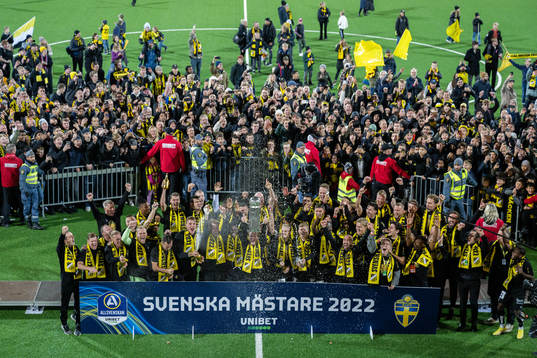 Häckens spelare och supportar jublar
