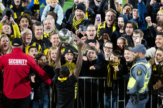 Häckens Ibrahim Sadiq jublar med pokalen
