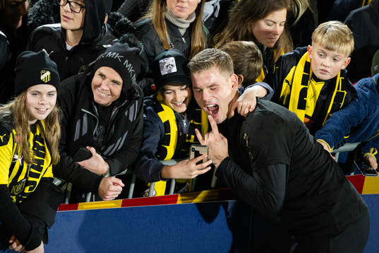 Häckens målvakt Johan Brattberg jublar
