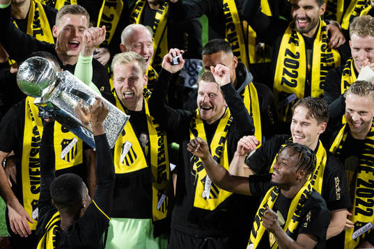 Häckens spelare jublar med pokalen