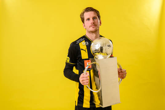 Erik Friberg jublar med pokalen