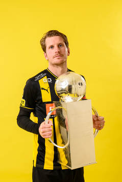 Erik Friberg jublar med pokalen