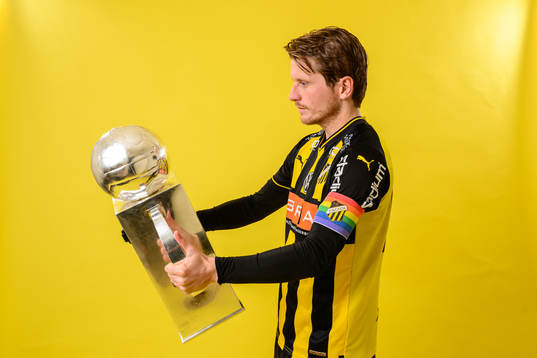 Erik Friberg jublar med pokalen