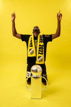 Häckens Blair Sebastian Turgott jublar med pokalen