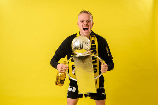 Häckens Tomas Olai Totlandjublar med pokalen