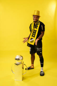 Häckens Ibrahim Sadiq jublar med pokalen