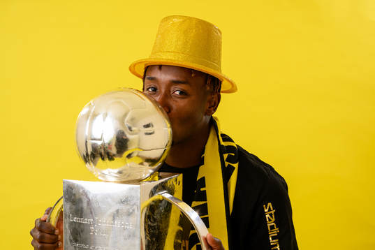 Häckens Ibrahim Sadiq jublar med pokalen