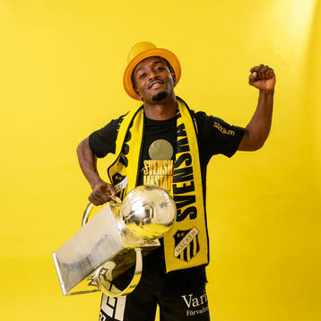 Häckens Ibrahim Sadiq jublar med pokalen