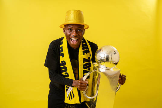 Häckens Akoua Romeo Amane jublar med pokalen