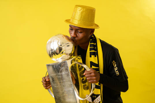 Häckens Akoua Romeo Amane jublar med pokalen