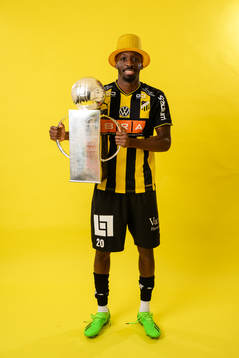 Blair Sebastian Turgott jublar med pokalen