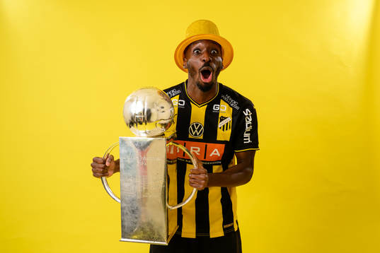 Blair Sebastian Turgott jublar med pokalen