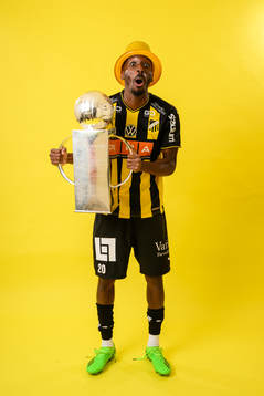 Blair Sebastian Turgott jublar med pokalen
