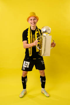 Häckens Kristoffer Lund Hansen jublar med pokalen