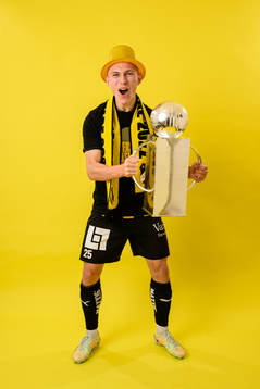 Häckens Kristoffer Lund Hansen jublar med pokalen