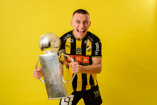 Häckens Kristoffer Lund Hansen jublar med pokalen