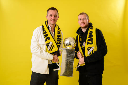 Häckens Even Hovland och Simon Gustafson jublar med pokalen