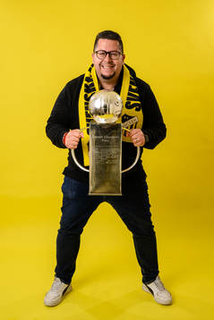 Häckens content manager Rudy Alvarado jublar med pokalen
