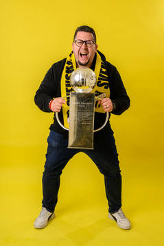 Häckens content manager Rudy Alvarado jublar med pokalen