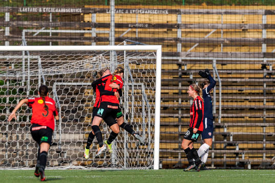 Brommapojkarnas målskytt Saga Swedman och Line Wessman