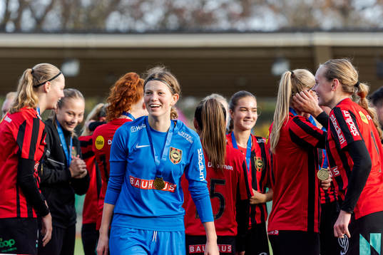 Brommapojkarnas målvakt Hanna Skogsfors jublar med laget