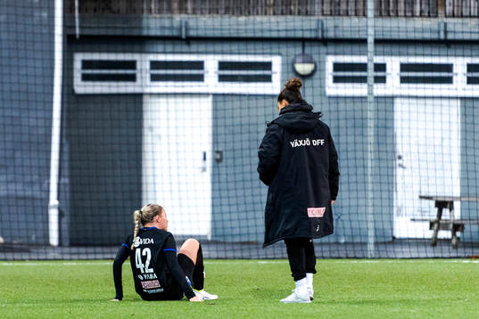 Växjös Elvira Hammarbäck och tränare Desiree Saad deppar