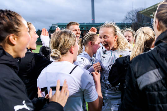 Umeås Tilda Sörlén jublar med laget