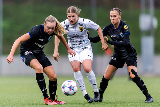 Växjös Ebba Cronholm och Tekla Höckert mot Umeås Stina