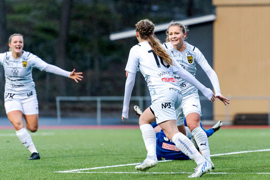 Umeås Thea Bäckström och Lotta Anderhed jublar