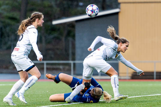 Umeås Thea Bäckström och Lotta Anderhed mot Växjös